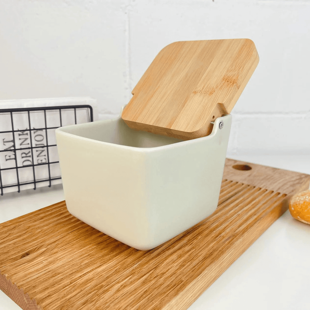 Salero Cocina con Tapa, Hecho de Cerámica y Madera, Capacidad de 700ml, Recipiente para Especias y Aliños, Natural, 12 x 11 x 10,5 cm