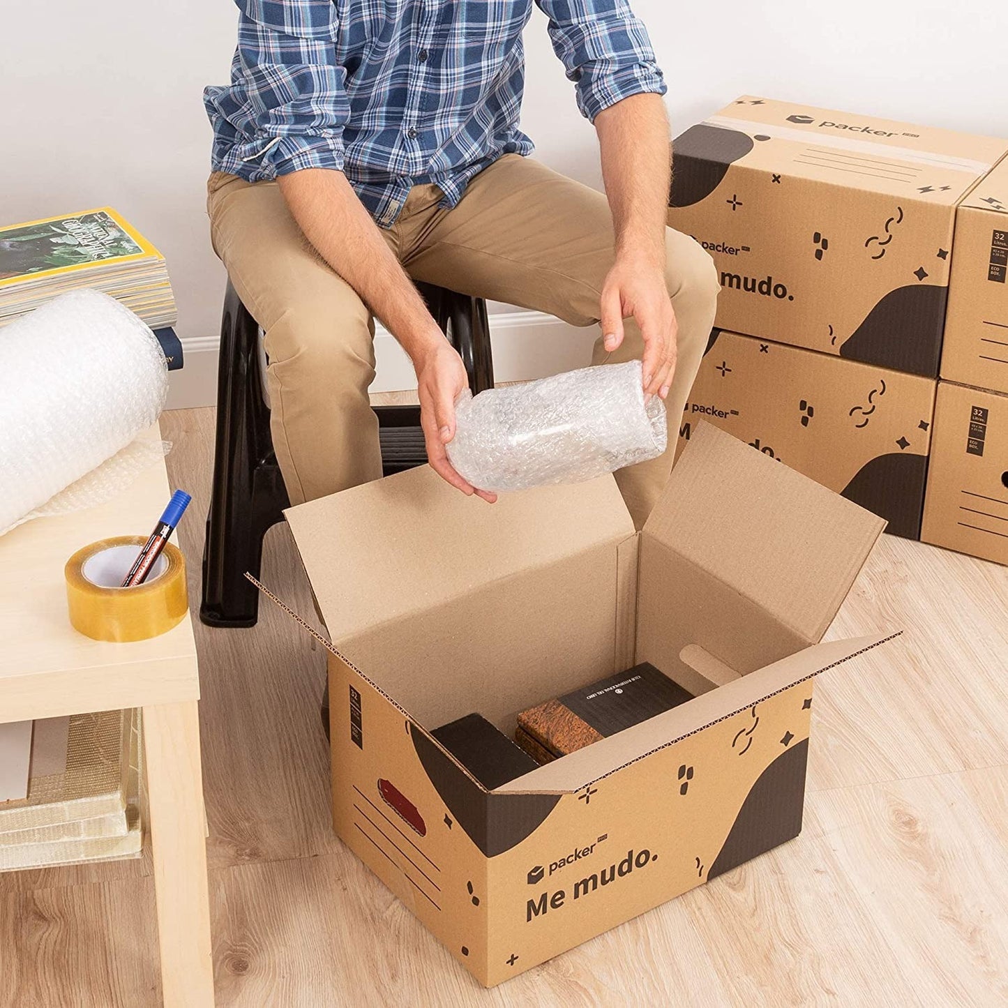 packer PRO Caja Cartón para Mudanzas y Almacenaje Ultra Resistentes con Asas, Cartón Resistente de Máxima Durabilidad, Tamaño Ideal para Mudanzas y Almacenaje de Libros, Objetos y Ropa, Asas Laterales para Manejo Fácil y Seguro