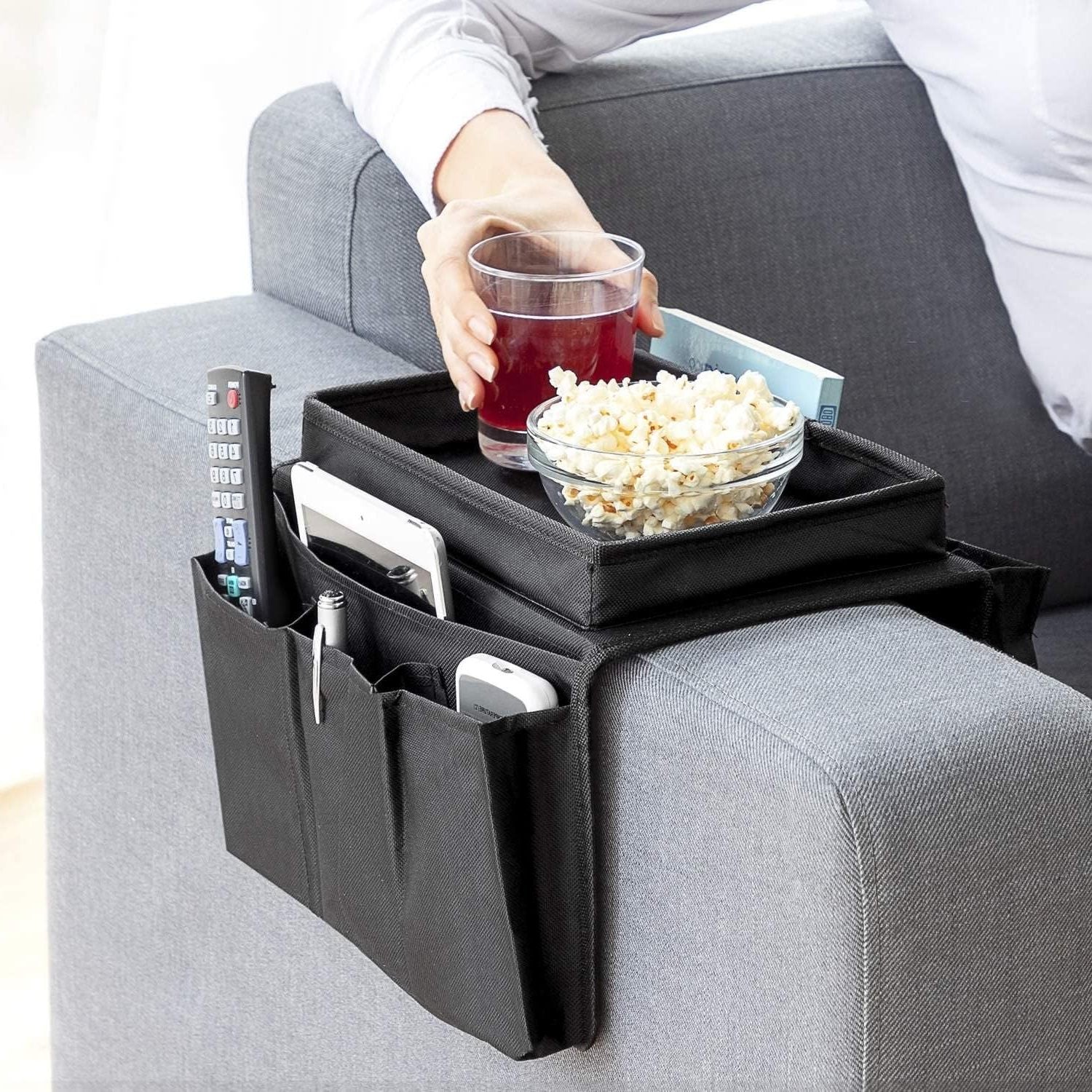 Organizador Reposabrazos Sofá, Almacenamiento Sofá, Dispone Portavasos y Bolsas de Almacenamiento Laterales, Ideal para el Mando a Distancia, Accesorios para Sala de Estar, Snacks, Gafas, Revistas y Smartphone