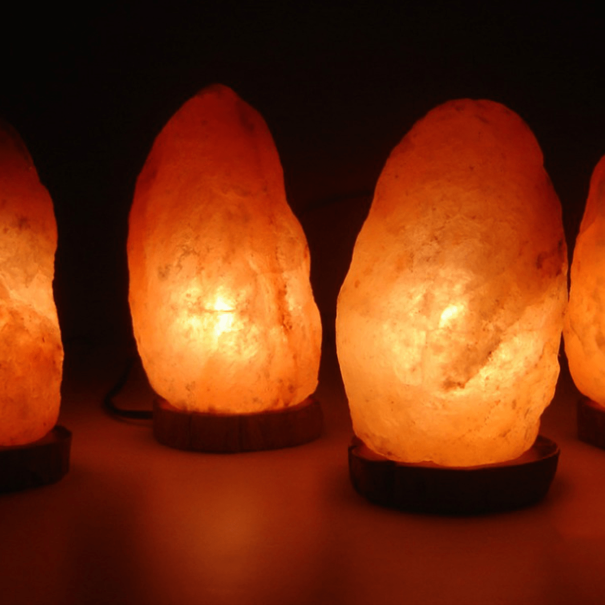 Lámpara Sal Himalaya de 21cm, 2-3 kg, Ideal para Crear un Ambiente Especial, Incluye Base de Madera, Cable de Conexión con Interruptor y Bombilla, Mejoran el Sueño y Descanso, Aumenta la Productividad