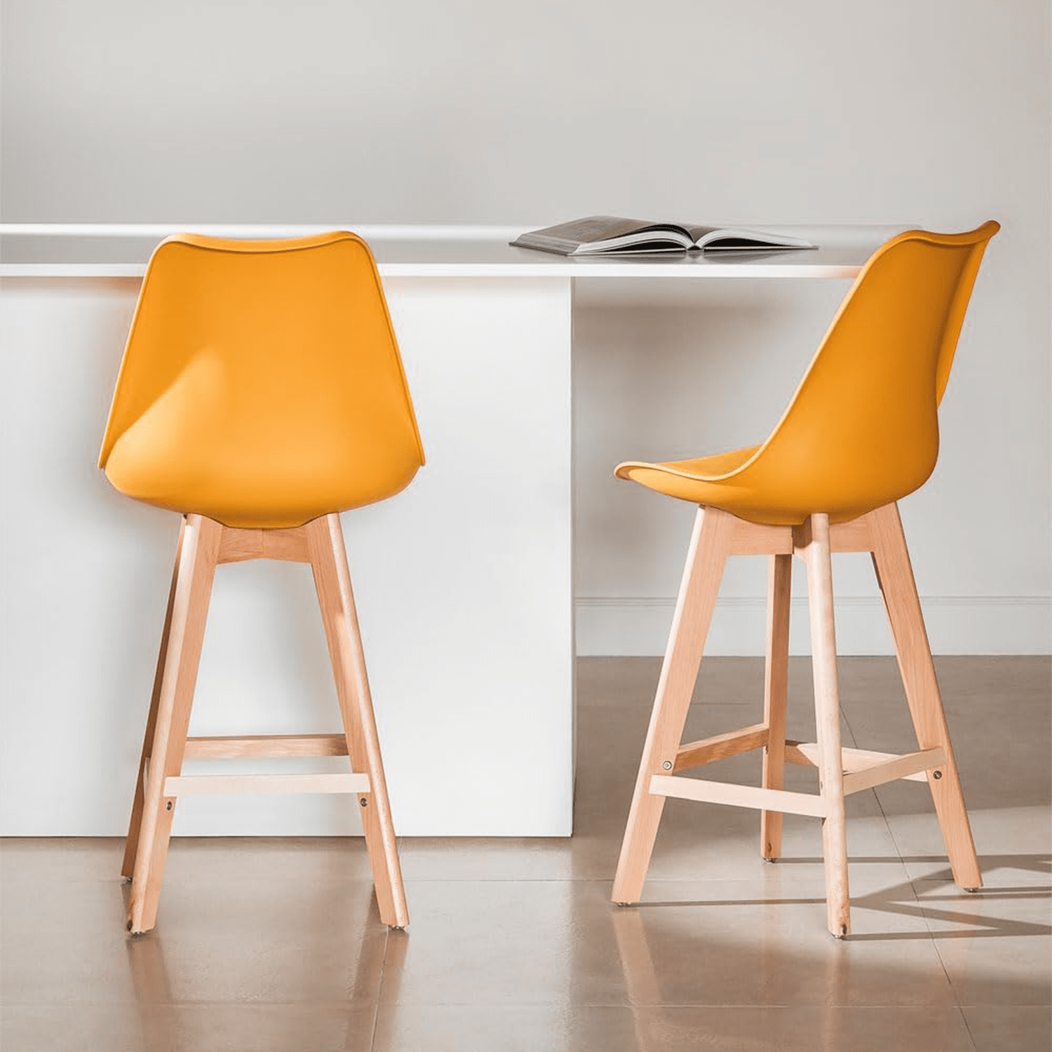Taburete Alto Cocina con Respaldo, Asiento Blando y Tapizado, Patas Altas Resistentes de Madera de Haya con Reposapiés, Sillas Nórdicas, Ideal para Cocina, Salón, Comedor y Restaurante, 54.5 x 49.5 x 106 cm