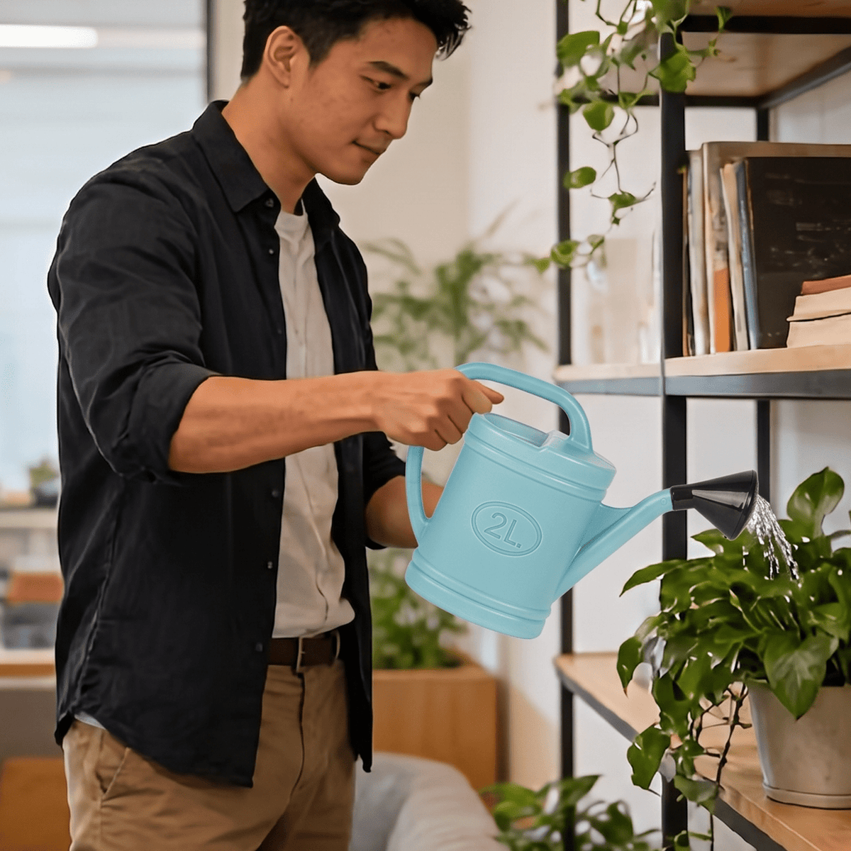 Regadera Plantas 2 Litros, Uso doméstico, Riego sin Esfuerzo, Fabricada en Plástico de Alta Calidad, Ideal para Jardines Interiores y Exteriores