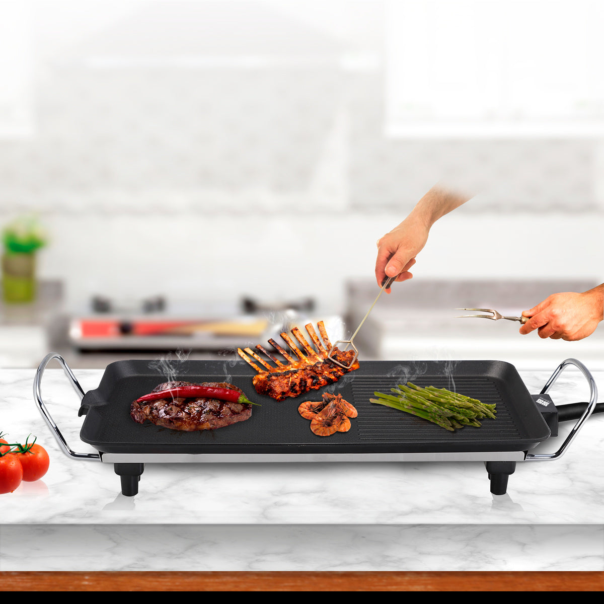 Plancha de Cocina Eléctrica con Revestimiento Antiadherente para Carne, Pescado y Verduras, Forma Lisa y Grill, 1500W de Potencia, 230V-50Hz, Bandeja Recoge-Aceite Desmontable, Control de Termostato Ajustable, Asas para Facilitar el Transporte Seguro