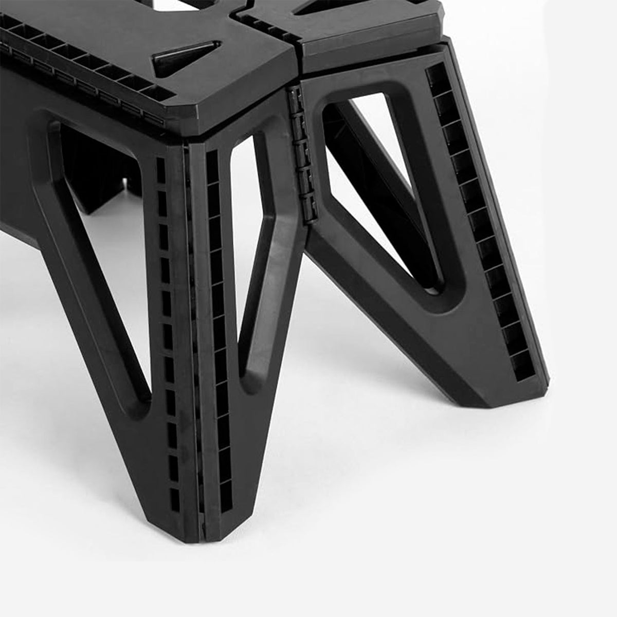 AKTIVE Taburete Plegable Multiusos Portátil con Diseño Antideslizante y Estructura Resistente para Hogar, Cocina y Camping, Soporta Hasta 150kg, 39 x 27 x 23 cm, Negro