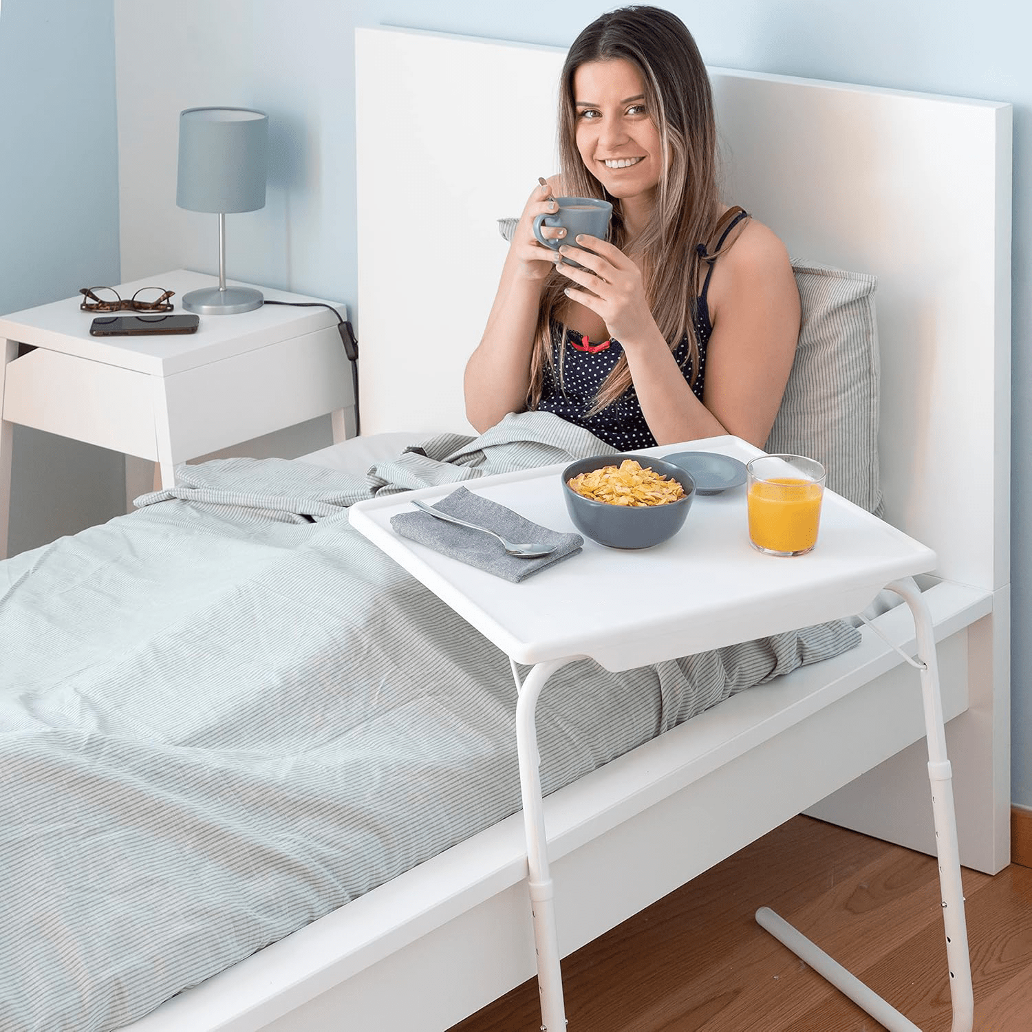Mesa Plegable Portátil, Mesa Auxiliar Multifunción Ajustable, 6 Ajustes de Altura, 3 Ajustes de Inclinación, Permite hasta 18 Posiciones diferentes, Diseño Ligero, Estable y Resistente, Pensado para Comer, Trabajar con el Portátil, Dibujar