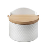 Salero Cocina con Tapa, Hecho de Porcelana Grabada y Madera, Recipiente para Especias y Aliños, Blanco, 12 x 9.5 x 11cm