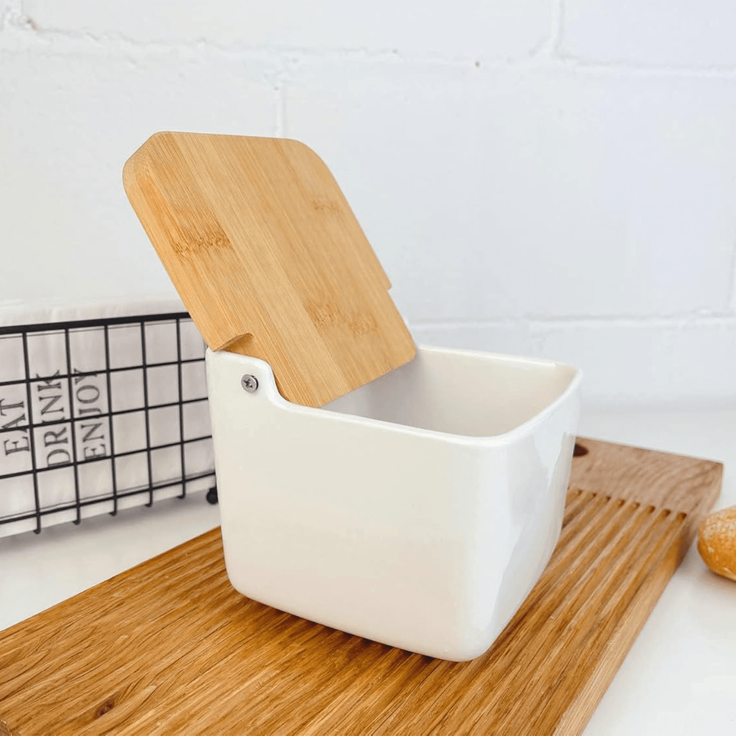 Salero Cocina con Tapa, Hecho de Cerámica y Madera, Capacidad de 700ml, Recipiente para Especias y Aliños, Blanco, 12 x 11 x 10,5 cm