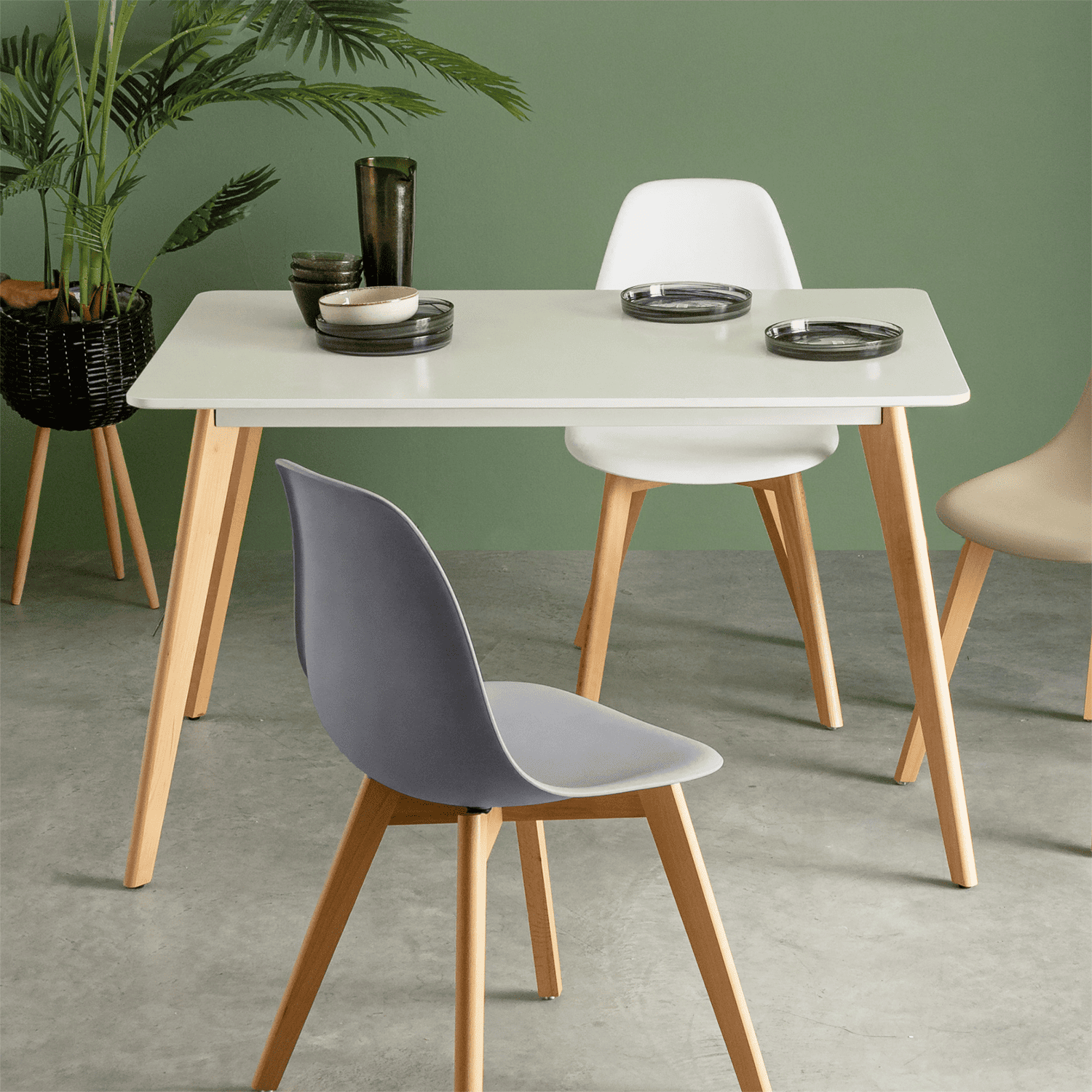 Mesa Comedor para 4-6 Personas, Mesas de Cocina estilo Nórdico, Diseño Resistente, Duradero y Ligero, Ideal para Uso Diario, Tablero MDF Blanco Mate, Patas de Madera de Haya Maciza con Protectores Antirayaduras, Adaptable a Cualquier Espacio
