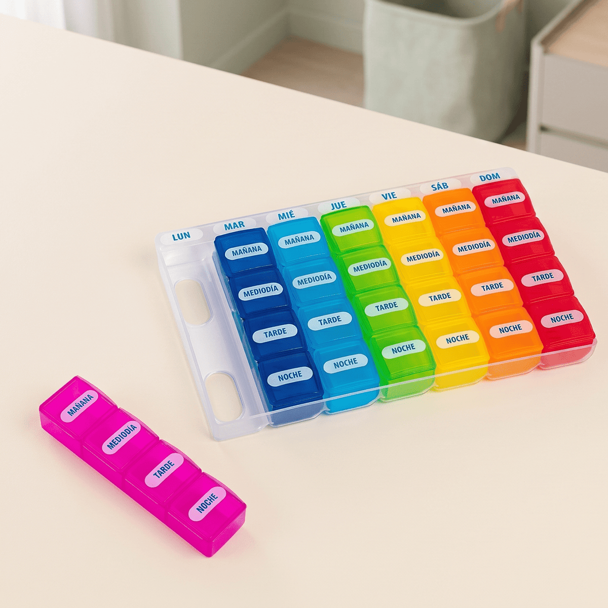 Pastillero Semanal, Caja Organizadora de Pastillas, Fabricado en Material Resistente con Tapas de Presión Firmes que Evitan Derrames, Incluye 7 Módulos Individuales Etiquetados para Todos los Días de la Semana