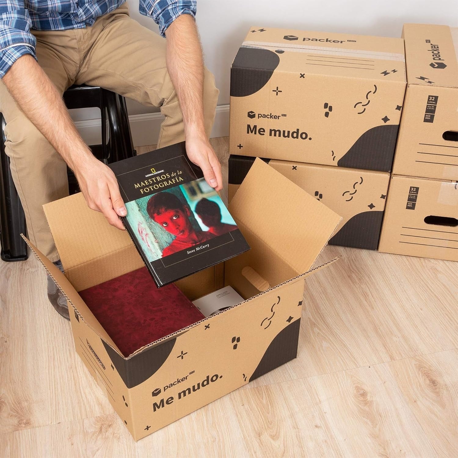 packer PRO Caja Cartón para Mudanzas y Almacenaje Ultra Resistentes con Asas, Cartón Resistente de Máxima Durabilidad, Tamaño Ideal para Mudanzas y Almacenaje de Libros, Objetos y Ropa, Asas Laterales para Manejo Fácil y Seguro