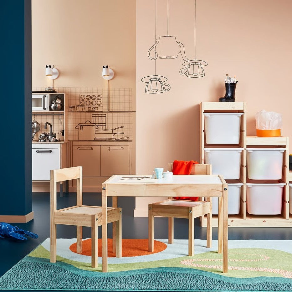 Mesa para Niños con 2 Sillas, Hechas de Pino Macizo, Superficie Laminada Blanca Fácil de Limpiar, Ideal para Espacios Reducidos