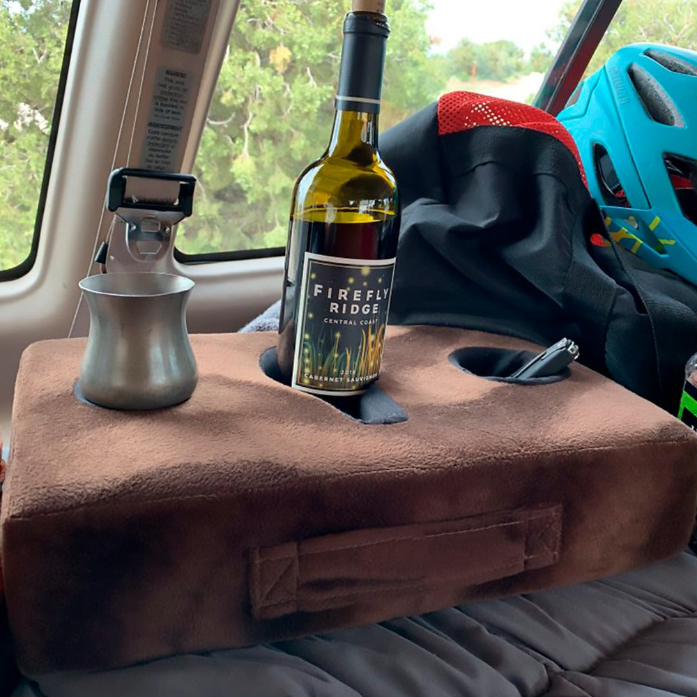 Cojín con Soporte para Bebidas y Tazas para Sofá y Coche con Funda Extraíble y Lavable, y Asa para Fácil Transporte, Medidas de 40 x 25 x 10 cm