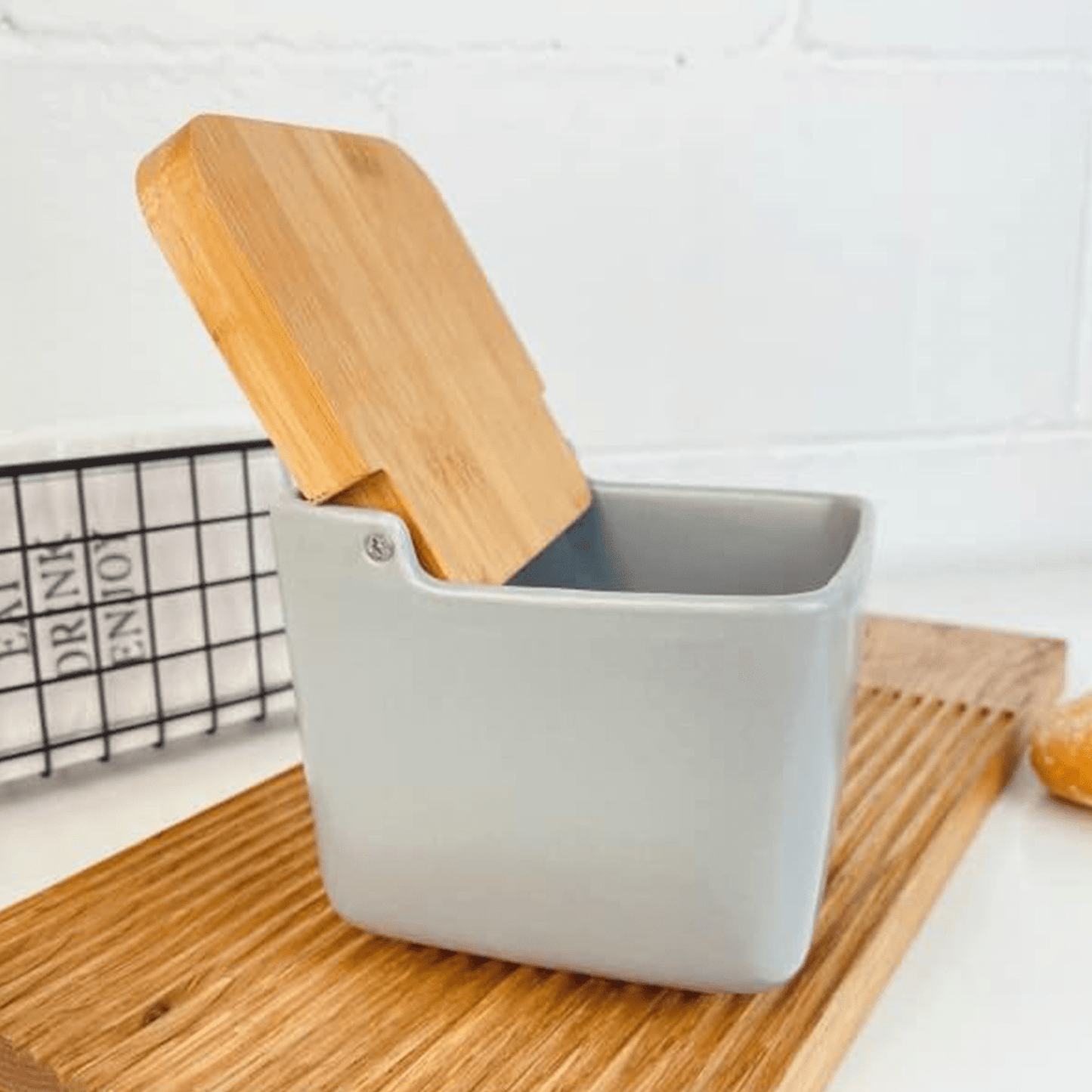 Salero Cocina con Tapa, Hecho de Cerámica y Madera, Capacidad de 700ml, Recipiente para Especias y Aliños, Gris, 12 x 11 x 10,5 cm