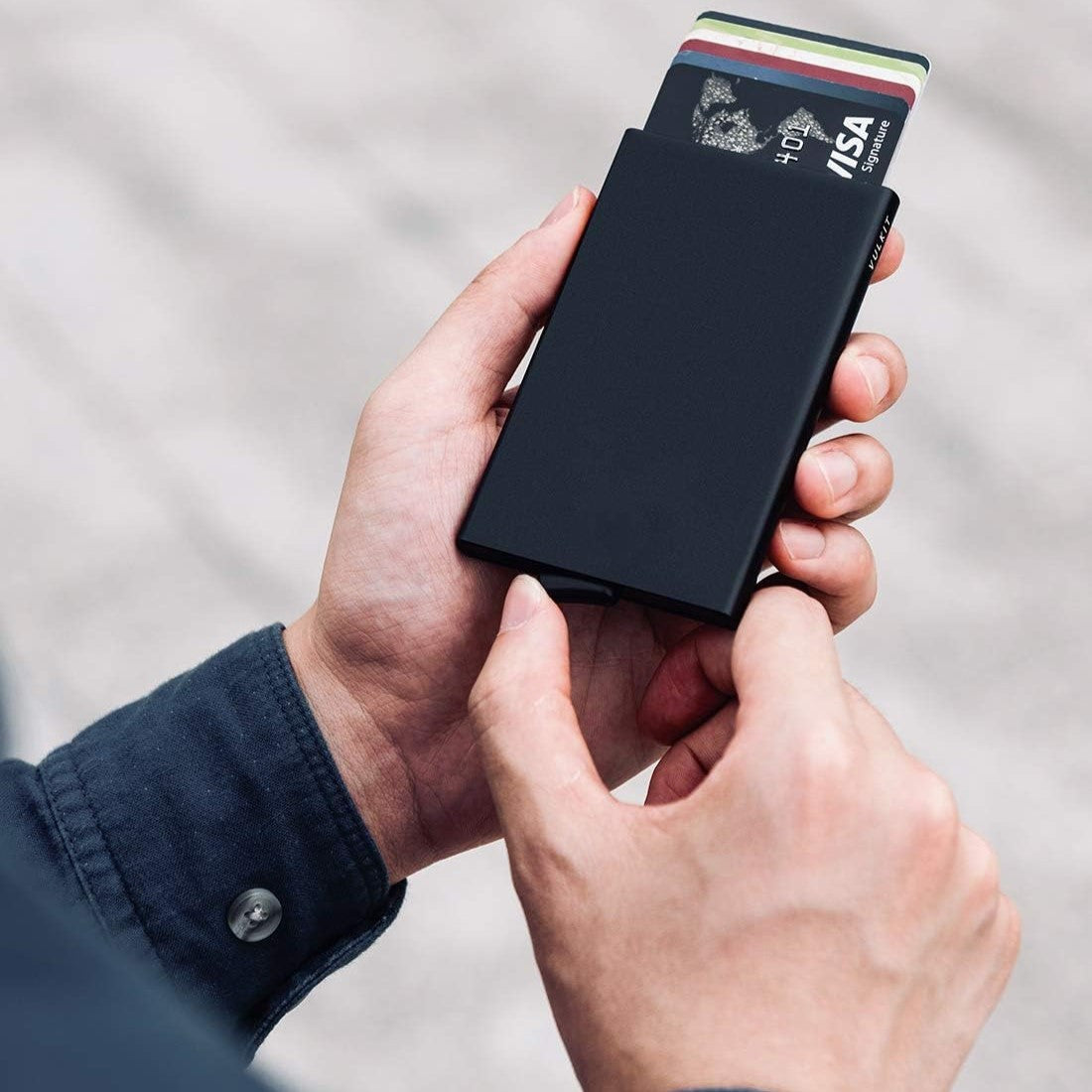 Tarjetero Aleación de Aluminio Unisex Super Delgado con Capacidad para 6 Tarjetas, Protección Contra Cobros No Autorizados, Bloqueo de RFID y NFC, Bloqueo de Seguridad Anti pérdida, Botón de Acceso Rápido