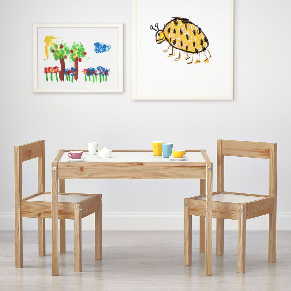 Mesa para Niños con 2 Sillas, Hechas de Pino Macizo, Superficie Laminada Blanca Fácil de Limpiar, Ideal para Espacios Reducidos