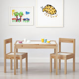 Mesa para Niños con 2 Sillas, Hechas de Pino Macizo, Superficie Laminada Blanca Fácil de Limpiar, Ideal para Espacios Reducidos