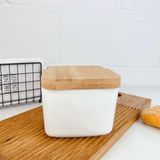 Salero Cocina con Tapa, Hecho de Cerámica y Madera, Capacidad de 700ml, Recipiente para Especias y Aliños, Blanco, 12 x 11 x 10,5 cm