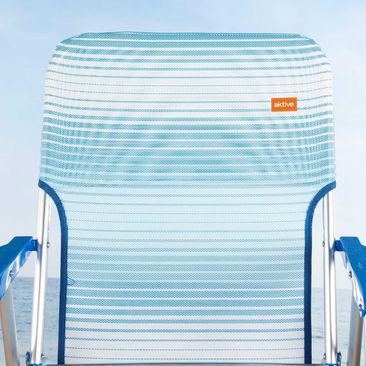 AKTIVE Silla Plegable Playa, Estructura de Aluminio Resistente, Soporta hasta 110Kg, Asiento Bajo, Incluye Reposabrazos, Topes Antivuelco y Asa de Hombro, Color Azul Rayas, 45x40x70 cm