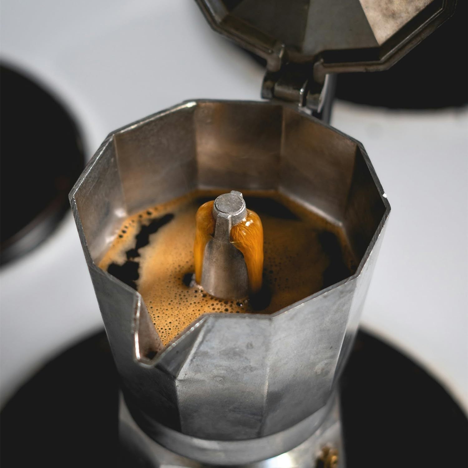 Cafetera Italiana 6 Tazas, Cafetera Italiana de Aluminio con Mango Ergonómico, Compatible con Cocina de Gas, Vitrocerámica e Inducción, Válvula de Seguridad
