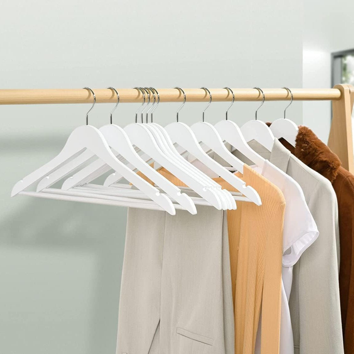 Perchas Ropa de Madera Maciza de Color Blanco, Gancho Rotatorio de 360º, Barra Horizontal, Muecas de Sujeción, Acabado en Vinilo, Perchas para Chaquetas, Trajes, Abrigos, Sudaderas