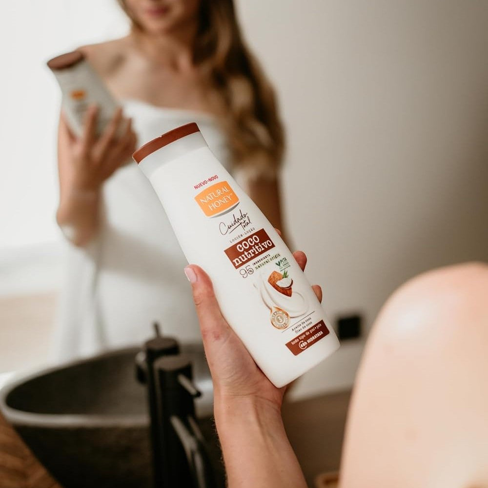 Natural Honey, Loción Corporal Coco Nutritiva para Pieles Secas, 72H de Nutrición Intensa, Fórmula con Aceite de Coco Orgánico y Sérum de Aceites Naturales, Piel Exóticamente Suave, Línea Cuidado Total, 330 ml