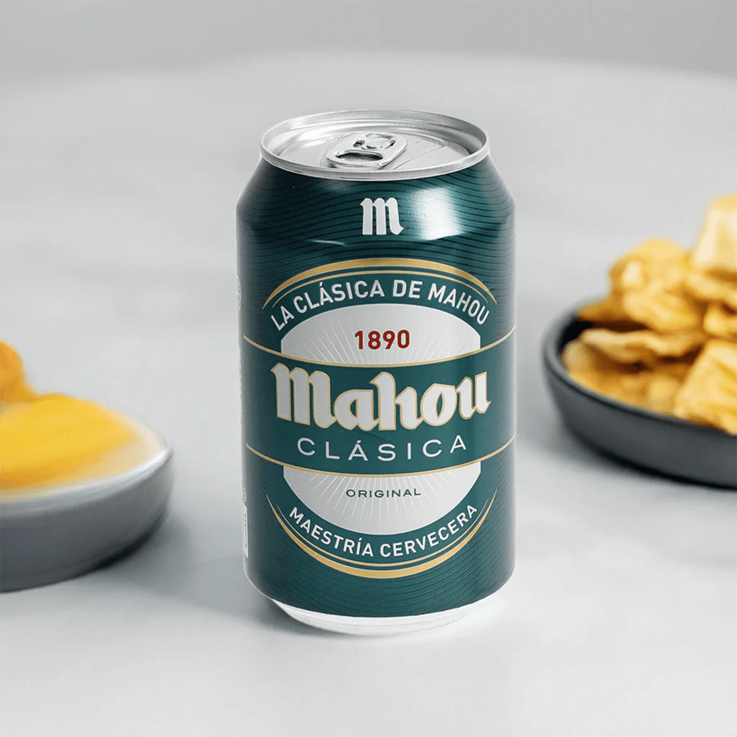 Mahou Clásica, Cerveza 24 Latas de 330ml, Cerveza Dorada Lager, Sabor Suave, 4,8% Volumen de Alcohol
