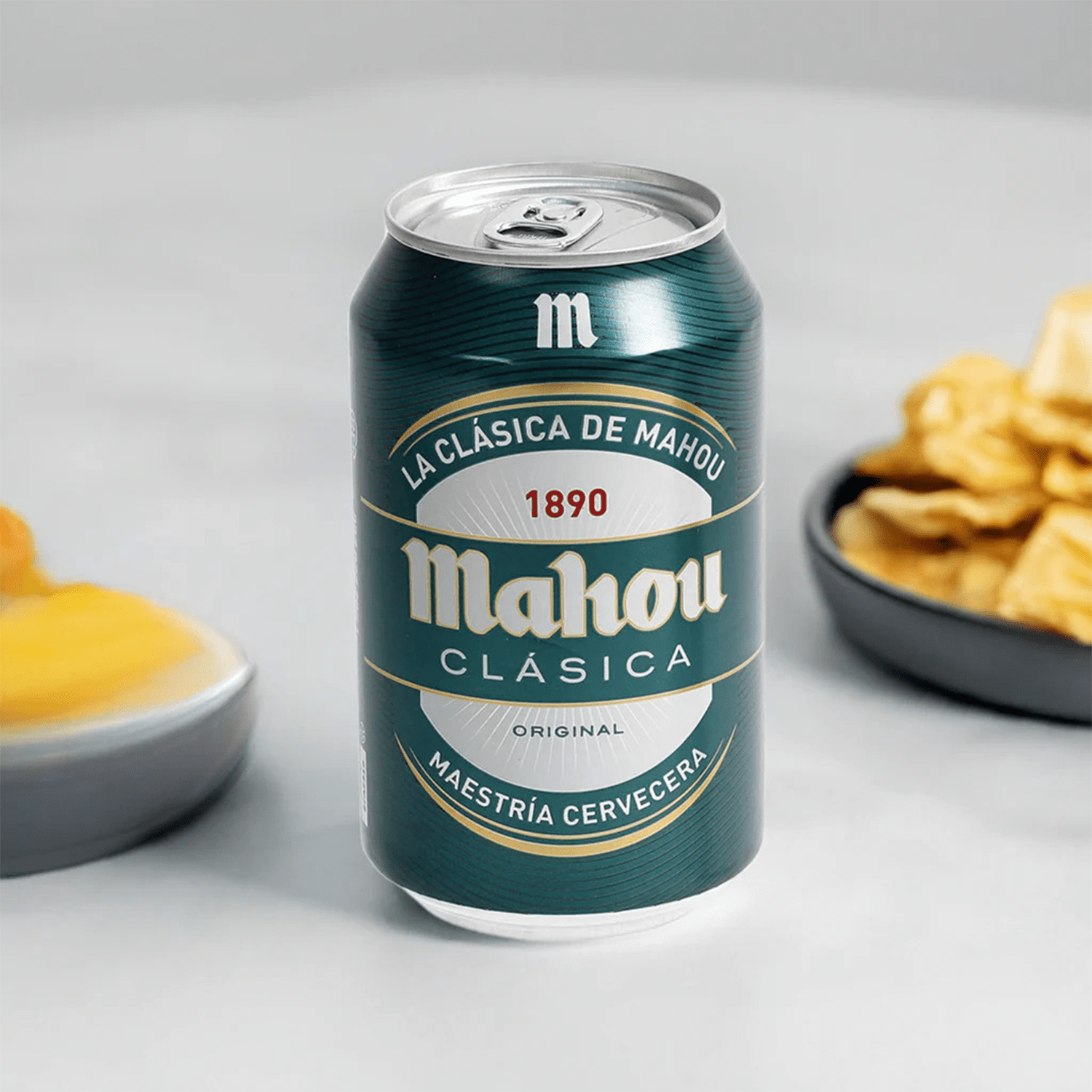 Mahou Clásica, Cerveza 24 Latas de 330ml, Cerveza Dorada Lager, Sabor Suave, 4,8% Volumen de Alcohol