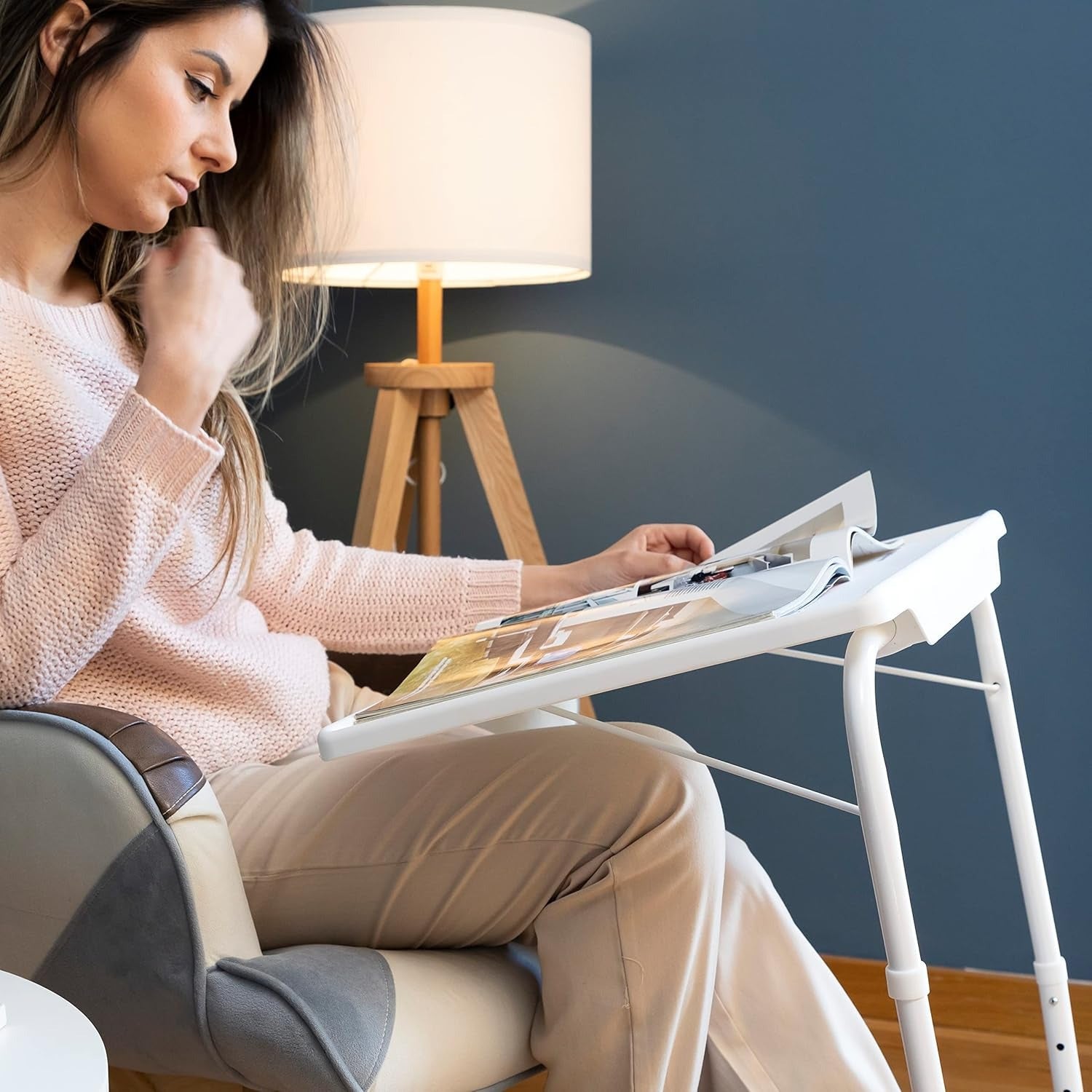 Mesa Plegable Portátil, Mesa Auxiliar Multifunción Ajustable, 6 Ajustes de Altura, 3 Ajustes de Inclinación, Permite hasta 18 Posiciones diferentes, Diseño Ligero, Estable y Resistente, Pensado para Comer, Trabajar con el Portátil, Dibujar