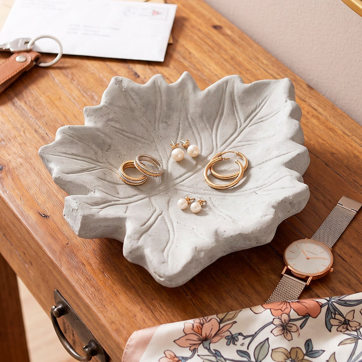 Vaciabolsillos de Cemento con Forma de Hoja, Bandeja Decorativa para Llaves, Monedas, Joyas y Objetos Pequeños, Diseño Natural en Color Gris, 20 x 18 x 9 cm