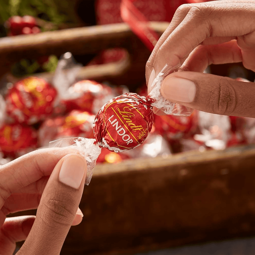 Lindt LINDOR Bombones de Chocolate con Leche, Bombón con Interior de Chocolate Cremoso, Bombones para Regalar, 200 g
