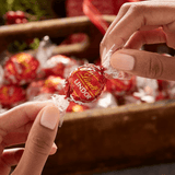 Lindt LINDOR Bombones de Chocolate con Leche, Bombón con Interior de Chocolate Cremoso, Bombones para Regalar, 200 g