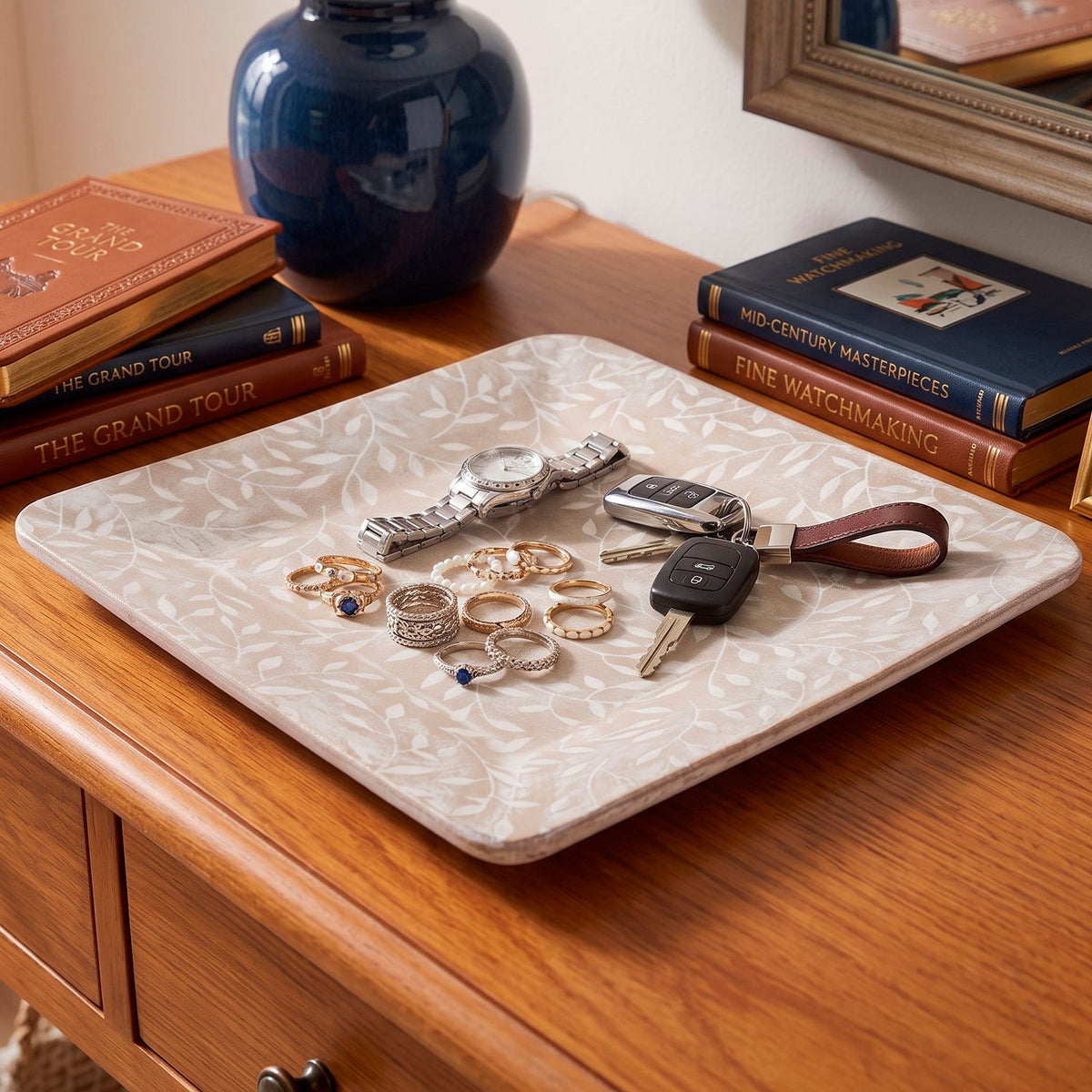 Vaciabolsillos Cuadrado de Madera, Bandeja Organizadora para Llaves, Monedas y Objetos Pequeños, Diseño Decorativo con Estampado de Hojas, Color Beige, 21.5 x 21.5 x 1 cm