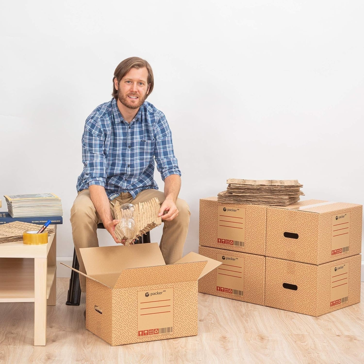 packer PRO Caja Cartón para Mudanzas y Almacenaje Ultra Resistentes con Asas, Fabricadas en Cartón Duro, Ideal para Mudanzas o Almacenaje de Libros y Ropa, Transporte Cómodo y Seguro gracias a las Asas Laterales
