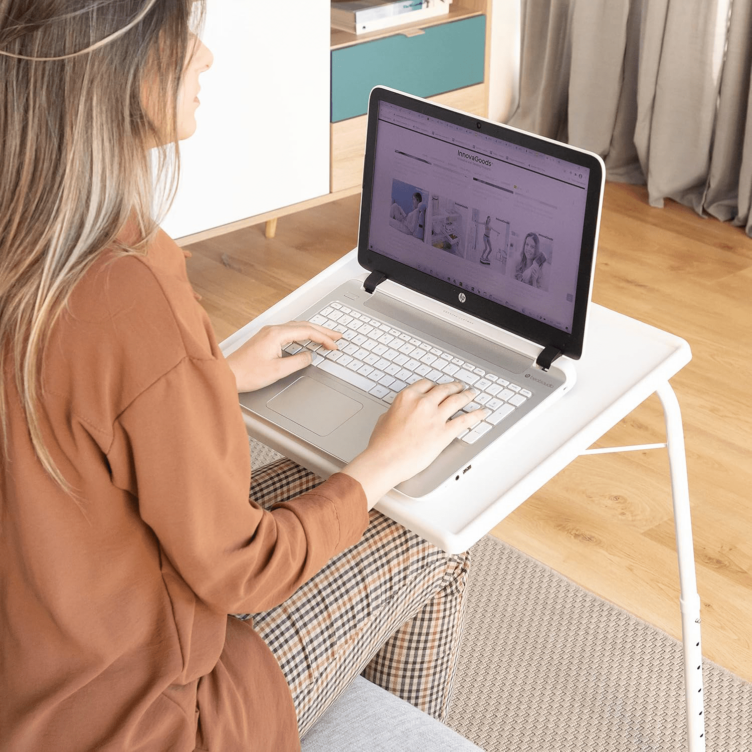 Mesa Plegable Portátil, Mesa Auxiliar Multifunción Ajustable, 6 Ajustes de Altura, 3 Ajustes de Inclinación, Permite hasta 18 Posiciones diferentes, Diseño Ligero, Estable y Resistente, Pensado para Comer, Trabajar con el Portátil, Dibujar