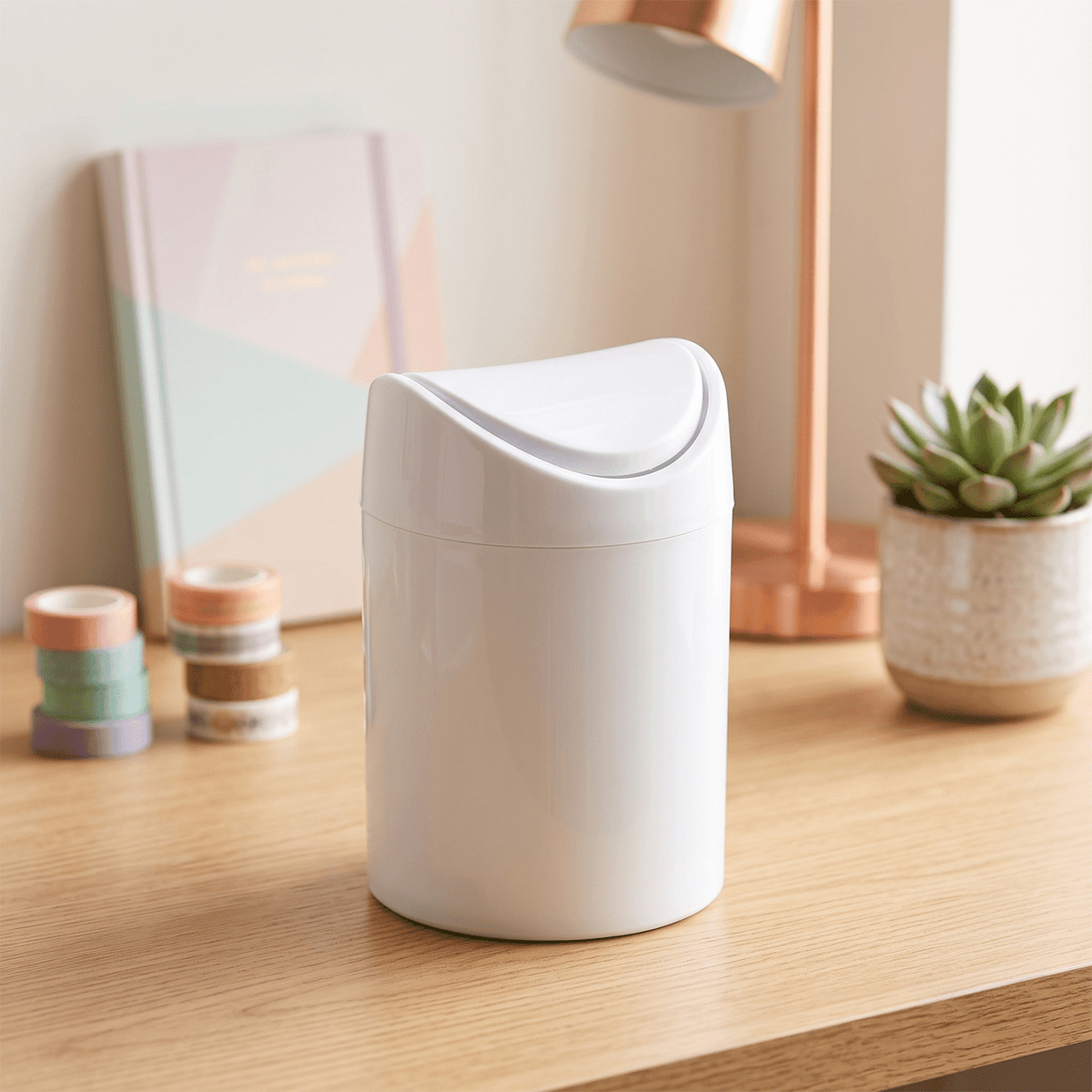 Papelera Pequeña, Tapa Basculante, Plástico Duradero que garantiza Ligereza, Resistencia y Fácil Limpieza., Perfecta para Residuos Pequeños en Baños, Oficinas o Dormitorios,