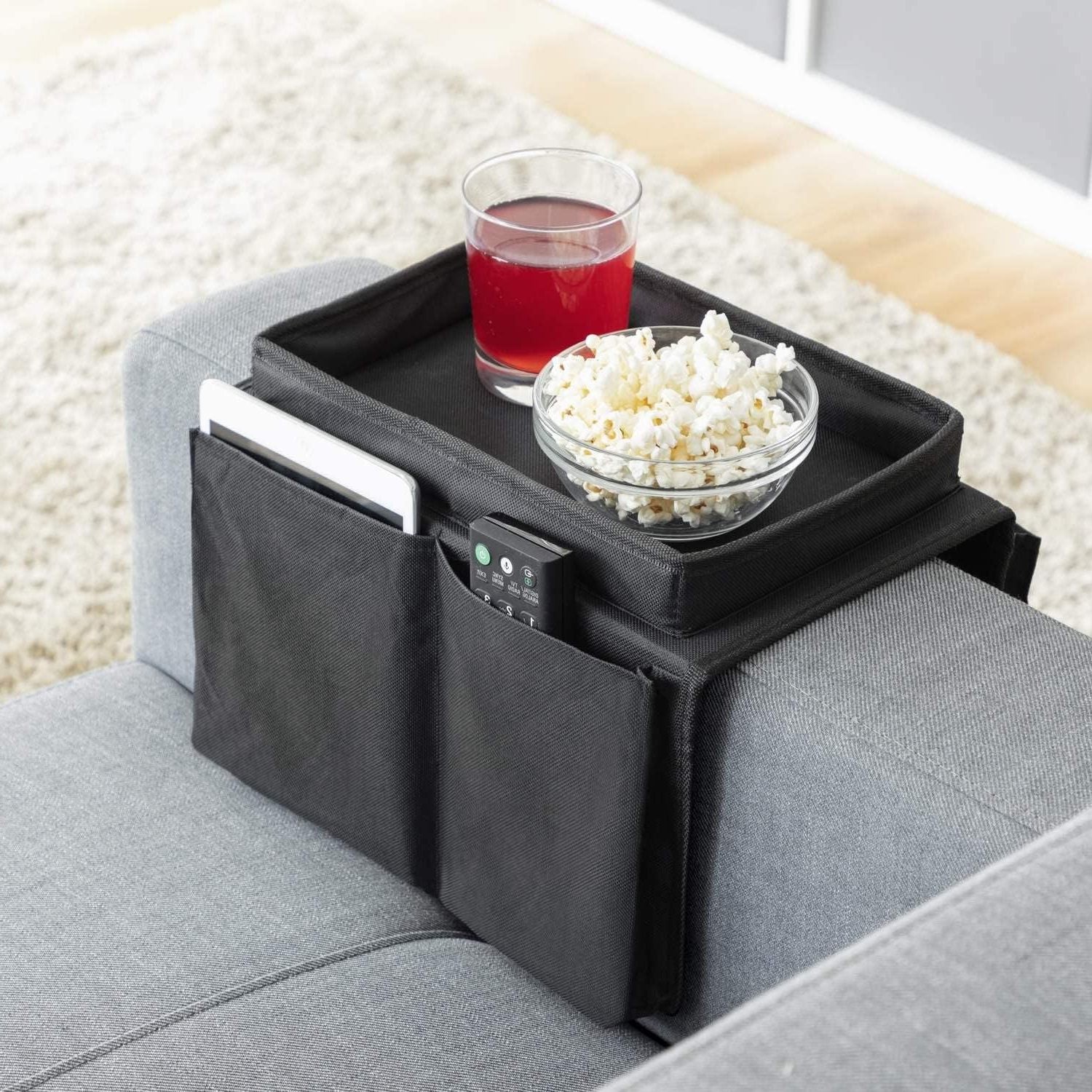 Organizador Reposabrazos Sofá, Almacenamiento Sofá, Dispone Portavasos y Bolsas de Almacenamiento Laterales, Ideal para el Mando a Distancia, Accesorios para Sala de Estar, Snacks, Gafas, Revistas y Smartphone