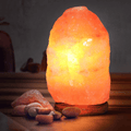 Lámpara Sal Himalaya de 21cm, 2-3 kg, Ideal para Crear un Ambiente Especial, Incluye Base de Madera, Cable de Conexión con Interruptor y Bombilla, Mejoran el Sueño y Descanso, Aumenta la Productividad