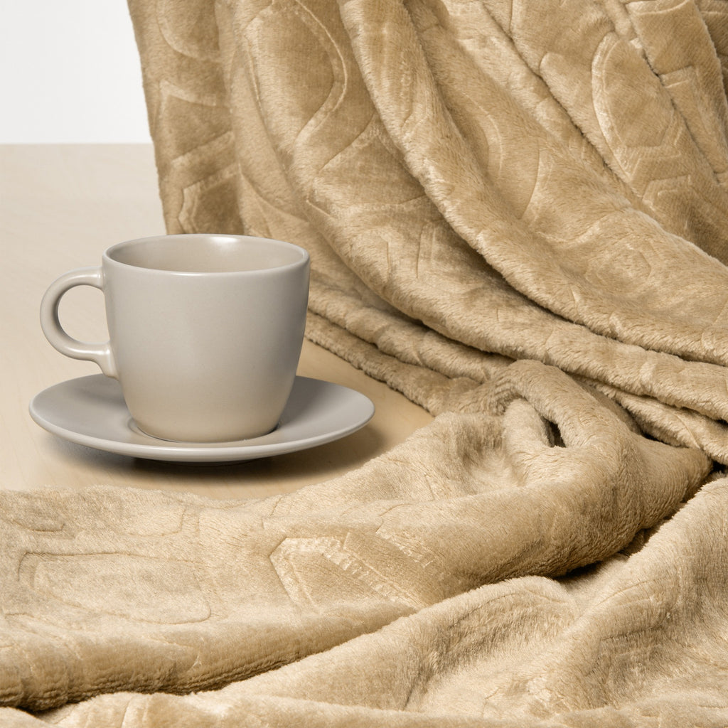 Manta Suave, Manta Super Suave y Cálida de Poliéster con Diseño Geométrico en Relieve, 127 x 177.8 cm, 220g Poliéster, Ideal para Otoño e Invierno