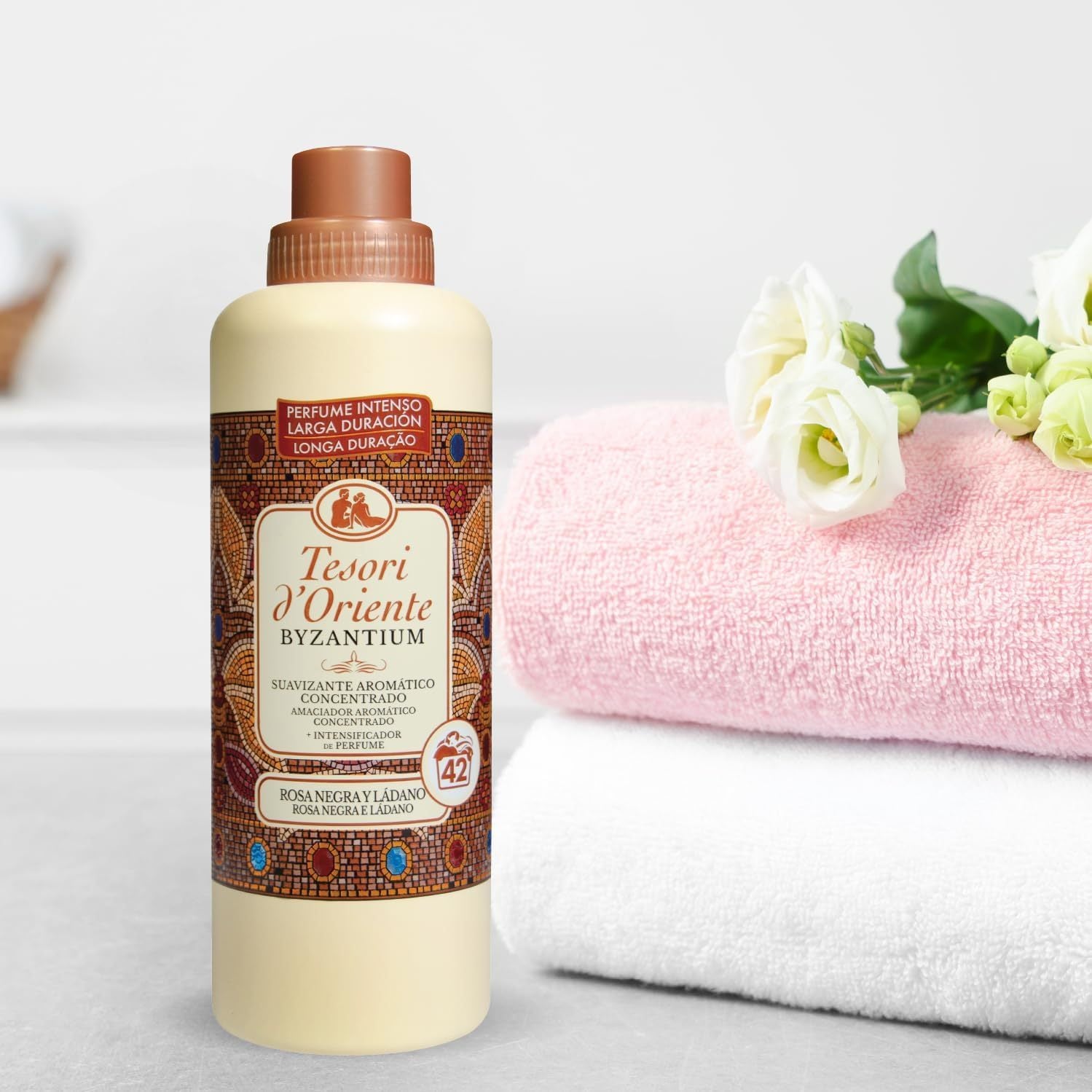 Tesori d'Oriente, Perfumador y Suavizante de Ropa Líquido Aromático Concentrado Byzantium, Aroma Intenso de Rosa Negra y Ládano, Microcápsulas para Fragancia Duradera, Facilita el Planchado, 760ml - 42 Lavados por Botella