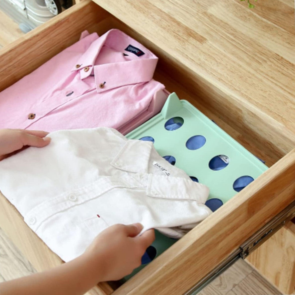 x10 Separador de Ropa, Organizador Ropa, Divisor Ropa, Separadores de Plástico, Organizador de Camisas, Camisetas, Ropa. Resistente, Antihumedad y Antiarrugas, Organiza Armarios, Cajoneras y Estanterías