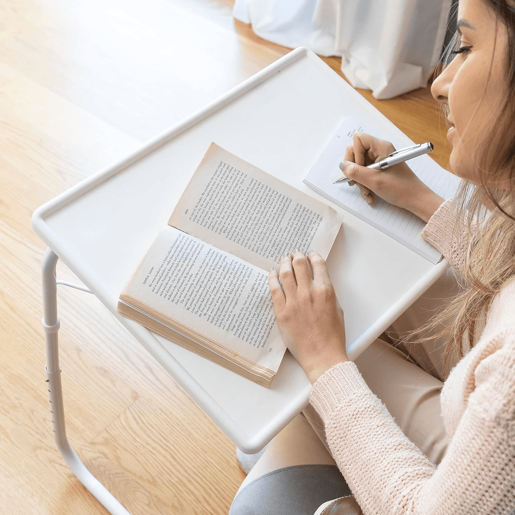 Mesa Plegable Portátil, Mesa Auxiliar Multifunción Ajustable, 6 Ajustes de Altura, 3 Ajustes de Inclinación, Permite hasta 18 Posiciones diferentes, Diseño Ligero, Estable y Resistente, Pensado para Comer, Trabajar con el Portátil, Dibujar