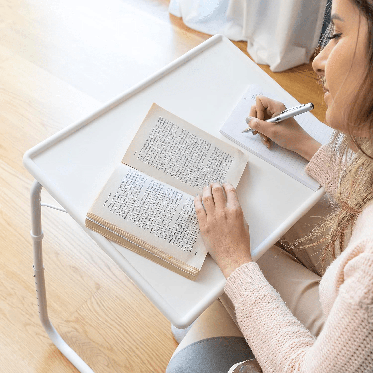 Mesa Plegable Portátil, Mesa Auxiliar Multifunción Ajustable, 6 Ajustes de Altura, 3 Ajustes de Inclinación, Permite hasta 18 Posiciones diferentes, Diseño Ligero, Estable y Resistente, Pensado para Comer, Trabajar con el Portátil, Dibujar
