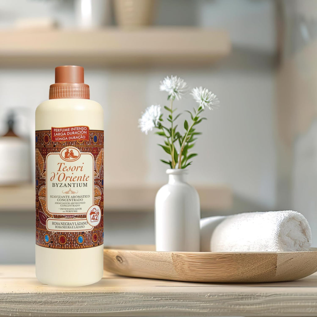 Tesori d'Oriente, Perfumador y Suavizante de Ropa Líquido Aromático Concentrado Byzantium, Aroma Intenso de Rosa Negra y Ládano, Microcápsulas para Fragancia Duradera, Facilita el Planchado, 760ml - 42 Lavados por Botella