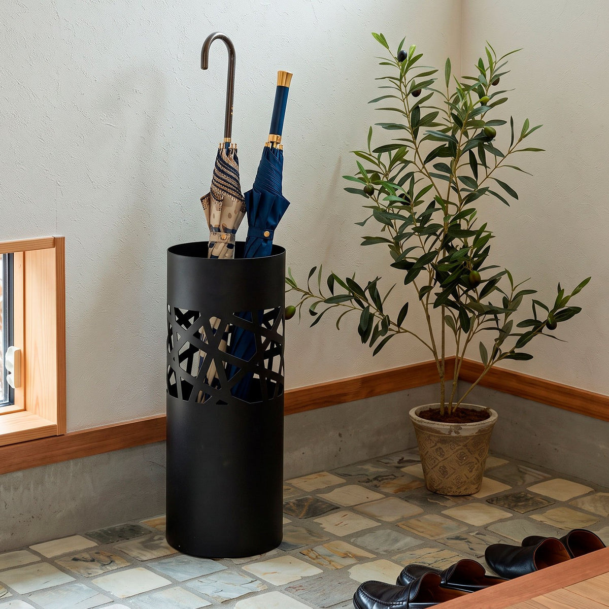 Paragüero de Metal para Entrada, Hogar y Oficina, Diseño Vertical Decorativo con Acabado Calado, Estructura Cilíndrica para Organizar Paraguas, Negro, 19.5 x 19.5 x 49 cm