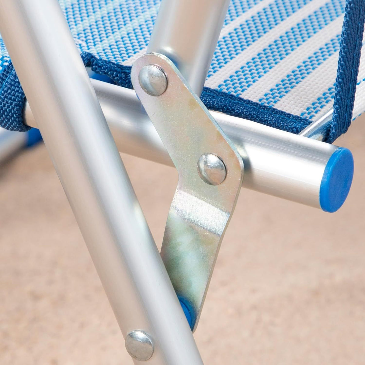 AKTIVE Silla Plegable Playa, Estructura de Aluminio Resistente, Soporta hasta 110Kg, Asiento Bajo, Incluye Reposabrazos, Topes Antivuelco y Asa de Hombro, Color Azul Rayas, 45x40x70 cm